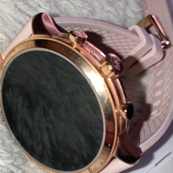 Micheal Kors Runway SmartWatch - Picture 3 of 3